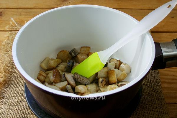 Тушеная квашеная капуста с грибами - обжариваем грибы на сковороде