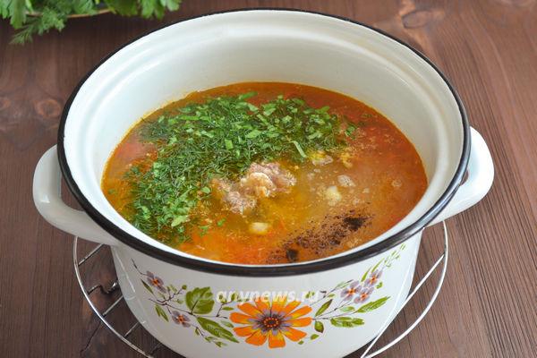 Суп с тушенкой и картошкой заправляем свежей зеленью
