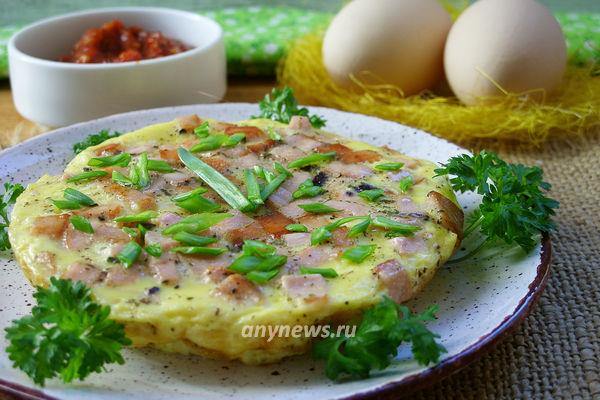 омлет на сковороде с молоком и колбасой - пошаговый рецепт