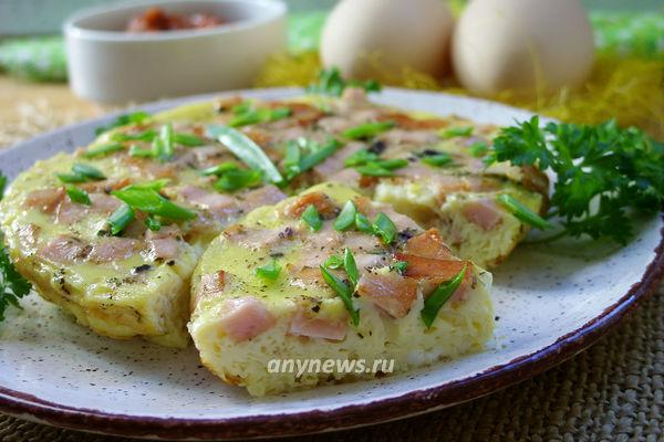 Омлет с колбасой и сыром