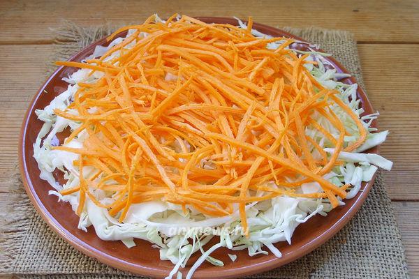салат с фунчозой, курицей и овощами - натираем морковь