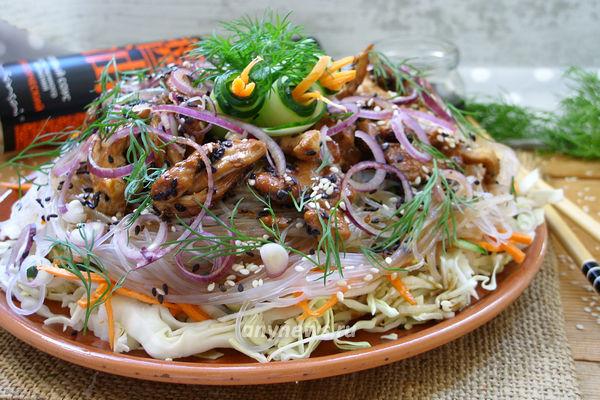 салат с фунчозой, куриным филе и овощами - рецепт