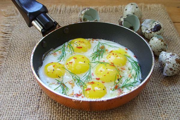 Яичница из перепелиных яиц на сковороде