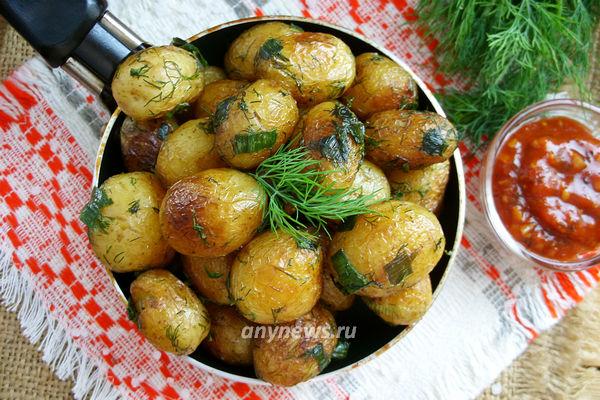 Молодая картошка на сковороде в кожуре - пошаговый рецепт