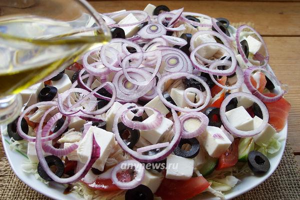 салат с курицей, сухариками и помидором - заправляем оливковым маслом
