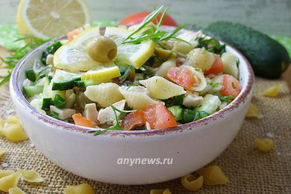 Итальянский салат с макаронами, овощами и курицей