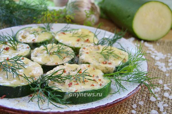 Кабачки с сыром и чесноком в микроволновке за 2 минуты