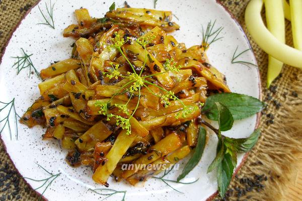 Стручковая фасоль с соевым соусом и чесноком на сковороде