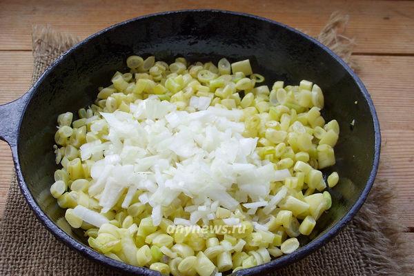 Фриттата с овощами и сыром - обжариваем фасоль и лук