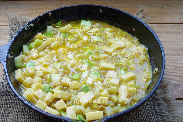 Фриттата с овощами и сыром - вылить яично-сырную смесь в сковороду