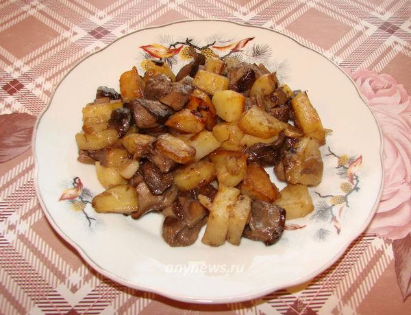 Подберезовики жареные с картошкой на сковороде