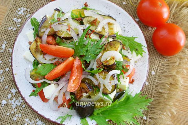 Теплый овощной салат с баклажанами и помидорами