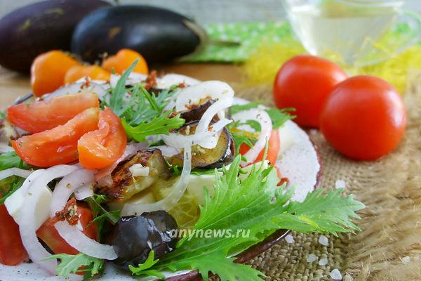 Теплый салат с баклажанами, помидорами и сыром брынза