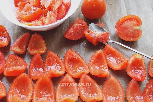 Нарезать томаты на четвертинки
