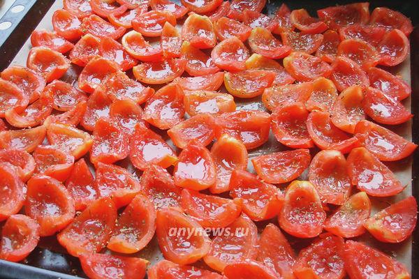 Посыпать помидоры травами и полить маслом