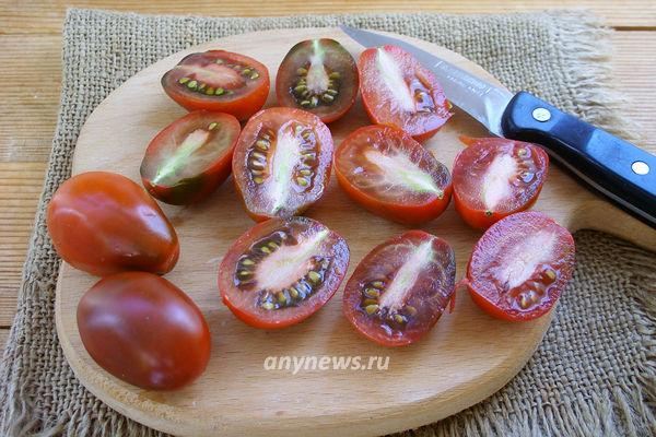 Нарезать помидоры на половинки