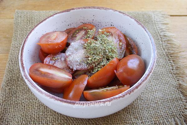 Посыпать томаты солью и травами