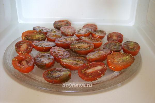 Разместить тарелку с томатами в микроволновой печи