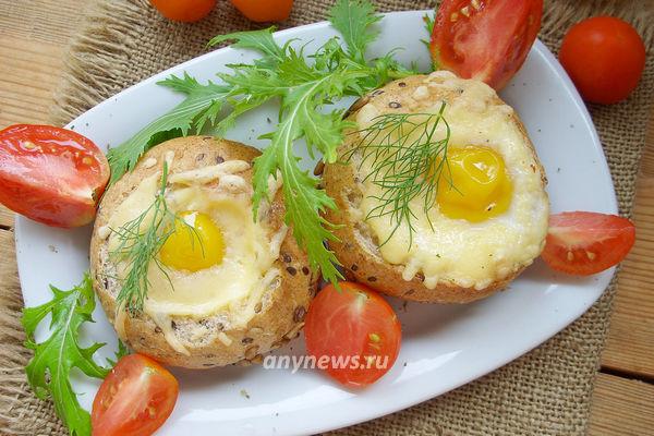 Яйцо в булочке с ветчиной и сыром в духовке