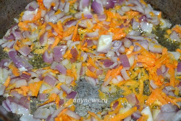 Обжарить лук и морковь на растительном масле