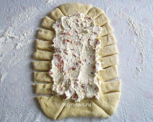 Дрожжевой пирог на кефире с творогом и курагой - выкладываем начинку