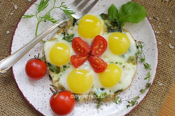 Яичница со шпинатом и помидорами на сковороде