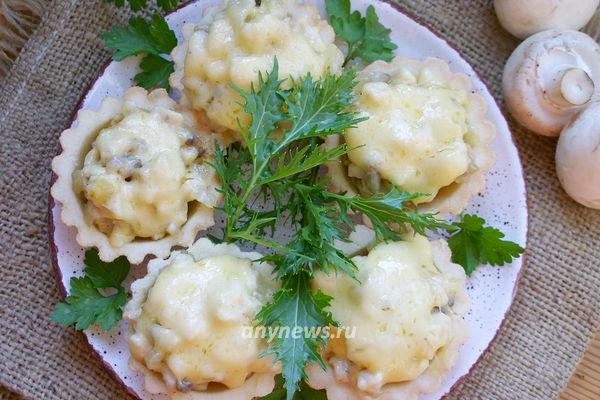 тарталетки с курицей, грибами и сыром приготовленные в духовке