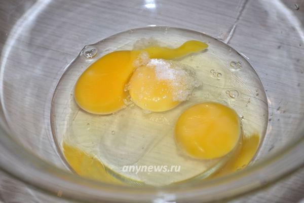 Салат с яичными блинчиками фунчозой и колбасой