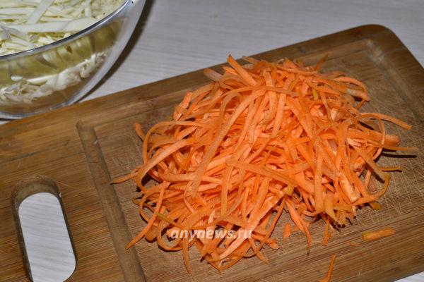 Салат с фунчозой и яичными блинчиками - нарезаем морковь