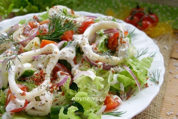 Салат с кальмаром, помидорами и свежим огурцом