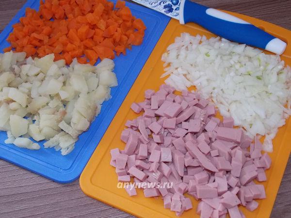 овощи и колбасу порезать небольшими кубиками