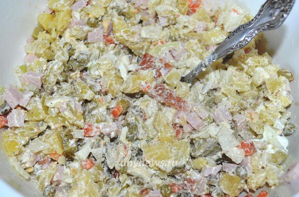 салат с ветчиной и маринованными огурцами - перемешиваем ингредиенты