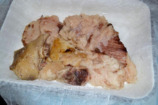 Сальтисон из свиной головы в марле - выкладываем мясо в марлю