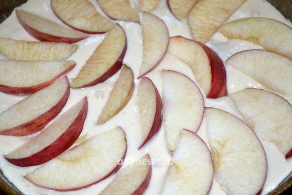 Шарлотка с яблоками без кефира и молока выпекается в духовке 40 минут