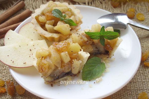 Песочные тарталетки с яблоками, корицей и шоколадом