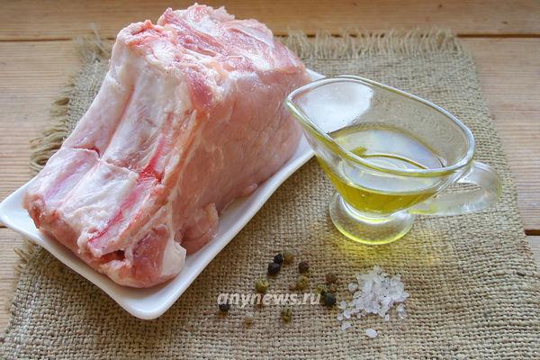 Стейк из свинины с косточкой на сковороде: сочное и аппетитное мясо