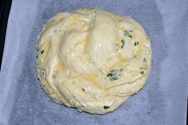 Выпекать хлеб с сыром и чесноком в духовке 25 минут