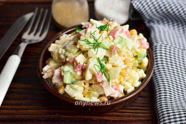 Салат с копченой курицей, консервированной кукурузой и крабовыми палочками