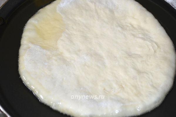 Обжаривайте лепешки с сыром на молоке на сковороде с двух сторон