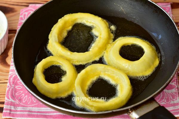 Жарим луковые кольца в кляре на сковороде