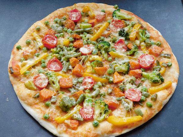 Домашняя овощная пицца выпекается в духовке 12 минут