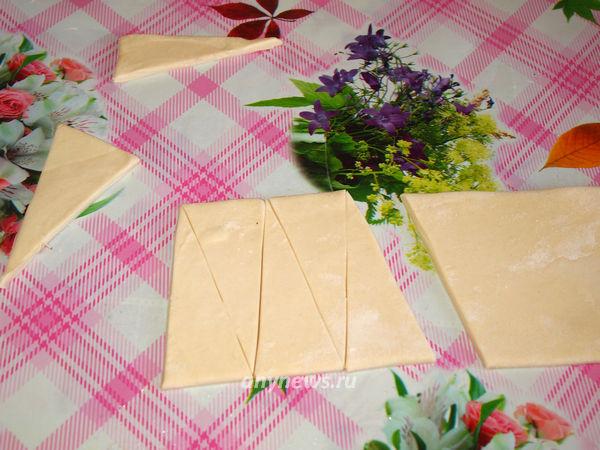 Разрезаем тесто для круассанов на треугольники