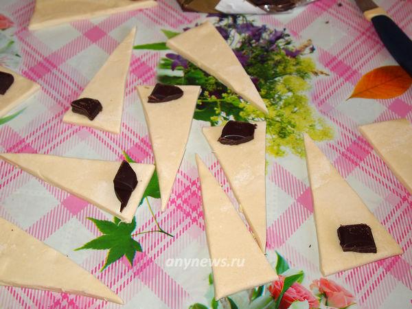 Выкладываем шоколад на треугольник готового слоеного теста