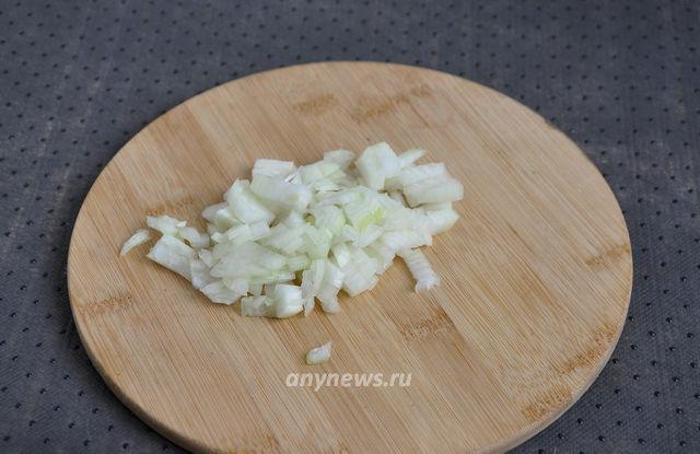 Ленивые вареники с картофелем - режем лук