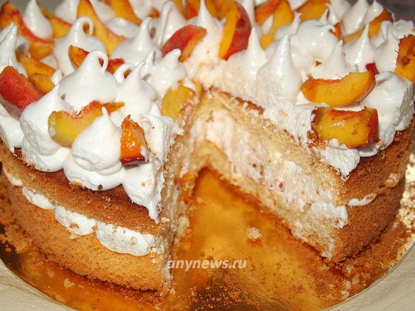 Бисквитный торт с кремом и персиками