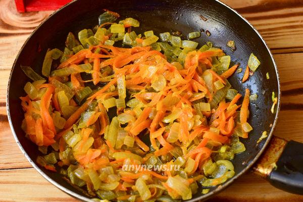 Фасоль тушеная с овощами на сковороде - тушим овощи