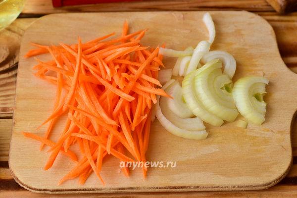 Хе из курицы по-корейски - нарезаем морковку и лук