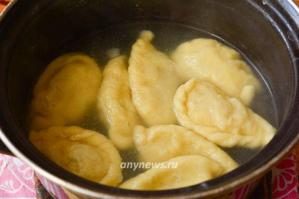 Вареники с картошкой и жареным луком варить 12 минут