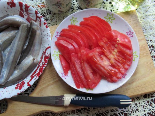 Мойва в духовке с овощами - нарезаем помидор