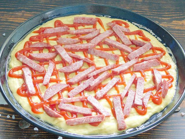 Пицца в аэрогриле - выкладываем колбасу